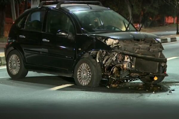 Acidente em Rodovia entre Valinhos e Campinas deixa frente de carro totalmente destruída