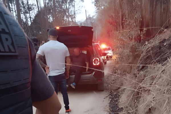 Homem detido por causar incêndio no Pico das Cabras digira carro com placa de Vinhedo