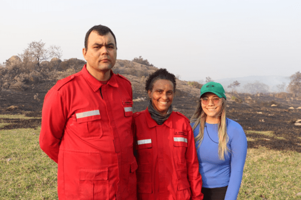 Voluntários brigadistas põem, literalmente, a mão no fogo pela cidade