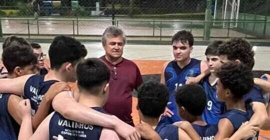 Vicente Faria atua como professor de basquete em Valinhos desde 2010