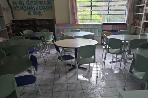 Aulas na EMEB Jorge Bierrenbach de Castro são suspensas hoje após alagamentos em classes