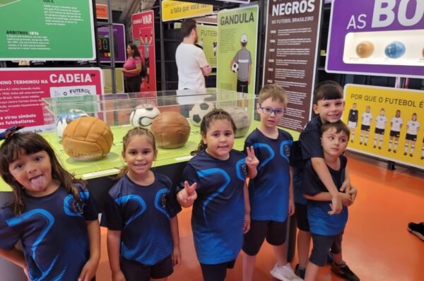 Professora leva alunos do Futsal de Valinhos para conhecer o Museu do Futebol em SP