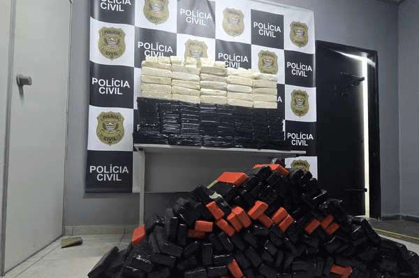 Homem é preso em flagrante com 670 kg de drogas em caminhão de carnes