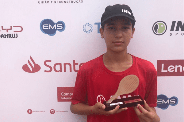 Aos 15 anos, João Vitor Franco atua como boleiro no ATP Challenger de Campinas