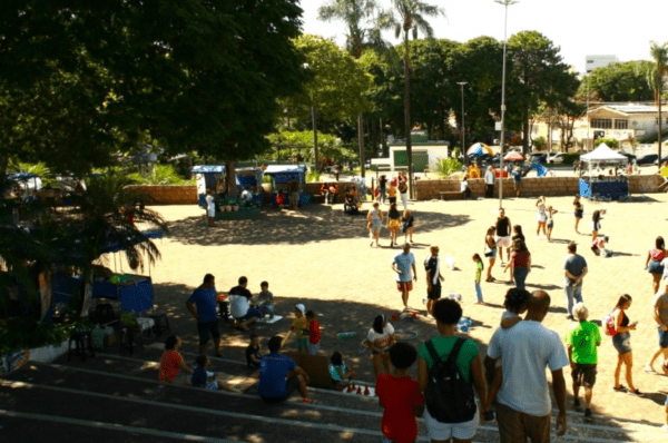 Feira “Arte na Praça” terá DJ e capoeira neste domingo (10)