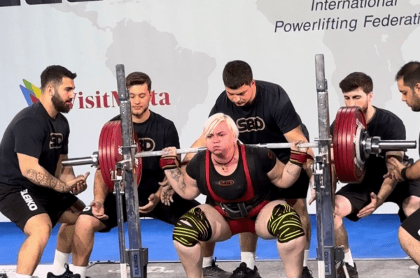 De Valinhos para o Mundo: Deisiane Moretti quebra recorde do powerlifting na Islândia