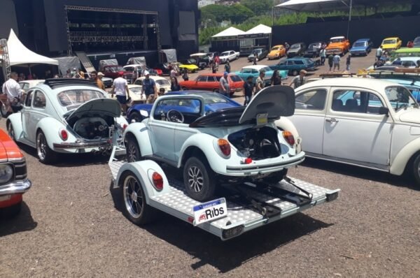 Exposição de Carros Antigos nacionais e importados na Festa do Figo 2025