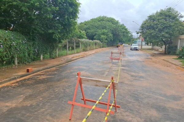 Prefeitura de Valinhos interdita trecho de rua após trinca no pavimento colocar segurança em risco