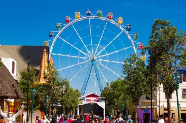 Hopi Hari celebra o Carnaval com atrações radicais e shows para toda a família