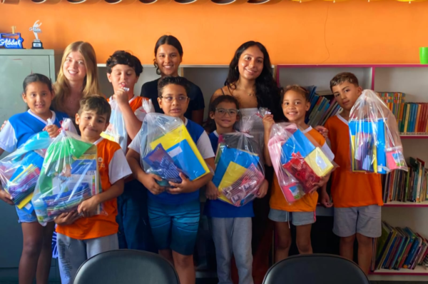 Jovens promovem solidariedade e doam kits escolares para a ACES