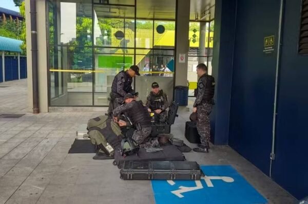 Bomba caseira explode no Terminal Pinheiros, em São Paulo