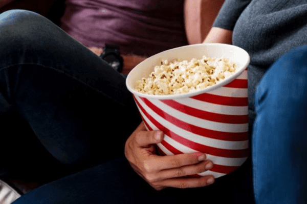 Cinemark lança promoção para encher balde com 10 litros de pipoca por R$ 19