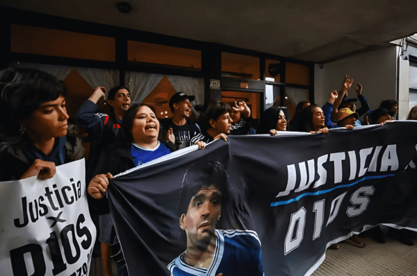 Julgamento da morte de Maradona: Equipe médica responde por negligência e homicídio