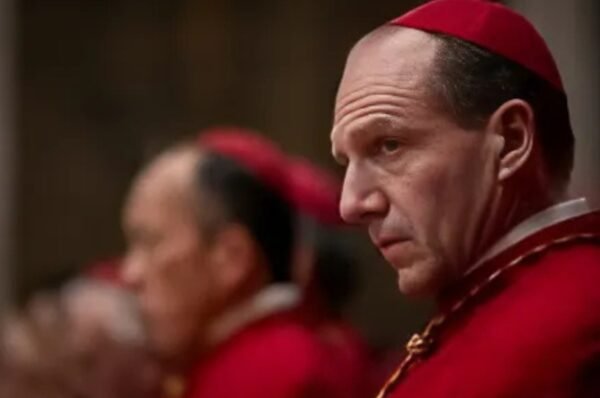 Filme Conclave lidera audiência após morte do Papa Francisco