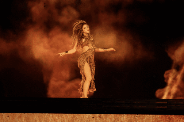 Shakira encerra turnê latino-americana “Las Mujeres Ya No Lloran” com recordes de público e impacto econômico